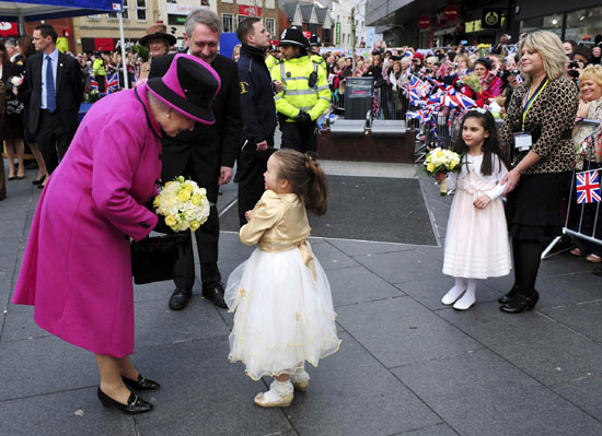 Britain's Queen Elizabeth is presented with a bouquet during a visit to Leicester, central England March 8, 2012. [Photo/Agencies]