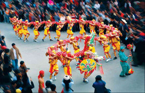 Men dragon dancing is a traditional folk art performed on special occasions in the city. [China Daily]