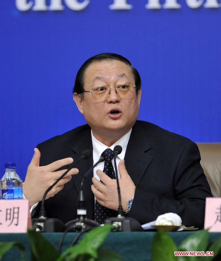 Li Liming, a member of the 11th National Committee of the Chinese People's Political Consultative Conference (CPPCC) answers questions from journalists during a news conference of the Fifth Session of the 11th CPPCC National Committee on the reform of medical, health care services in Beijing, capital of China, March 10, 2012. (Xinhua/Wang Peng) 