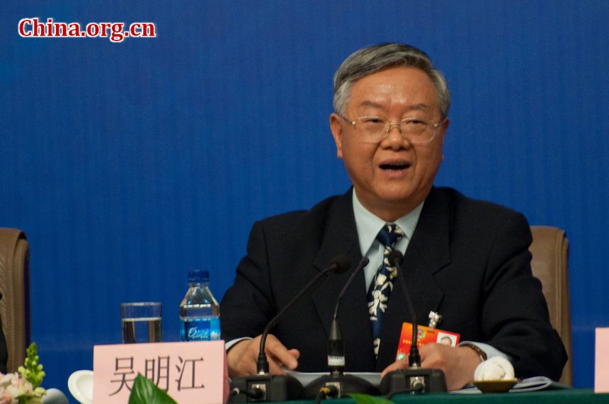Dr. Wu Mingjiang, Deputy Chairman of Chinese Medical Association and the body's Party Chief, attends the CPPCC press conferences on Saturday morning, March 10, 2012. [China.org.cn]