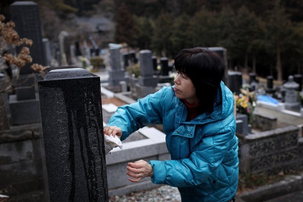 Japan is marking the first anniversary of the devastating earthquake and tsunami which struck the north-eastern coast, killing 25,000. The magnitude 9.0 quake also triggered a serious nuclear accident at the Fukushima Daiichi nuclear plant. [Sina.com] 