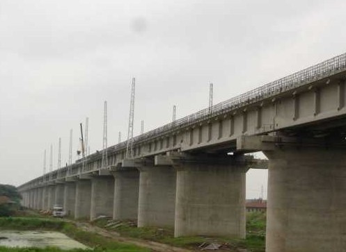 A section of the Hanyi High-speed Railway collapsed after persistent rain on March 9. [cnhan.com]