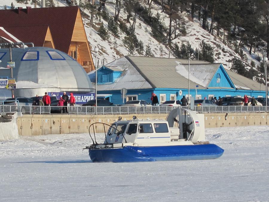  hovercraft is seen on the frozen Baikal in the southern part of the Siberian area in Russia on March 10, 2012. (Xinhua/Lu Guodong)