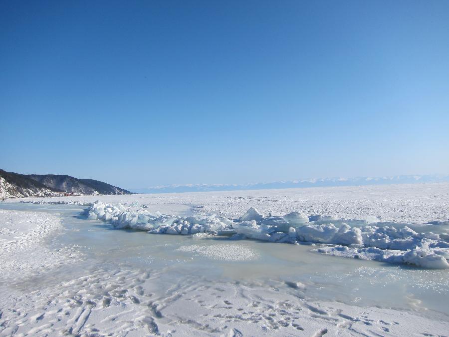 Photo taken on March 10, 2012 shows the frozen Lake Baikal in the southern part of the Siberian area in Russia. (Xinhua/Lu Guodong)