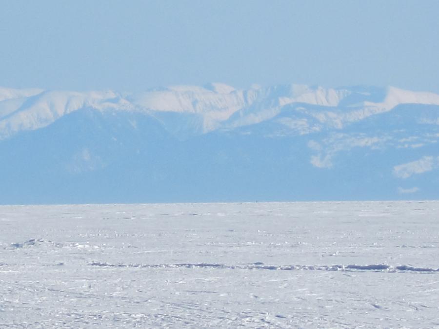 Photo taken on March 10, 2012 shows the frozen Lake Baikal in the southern part of the Siberian area in Russia. (Xinhua/Lu Guodong) 