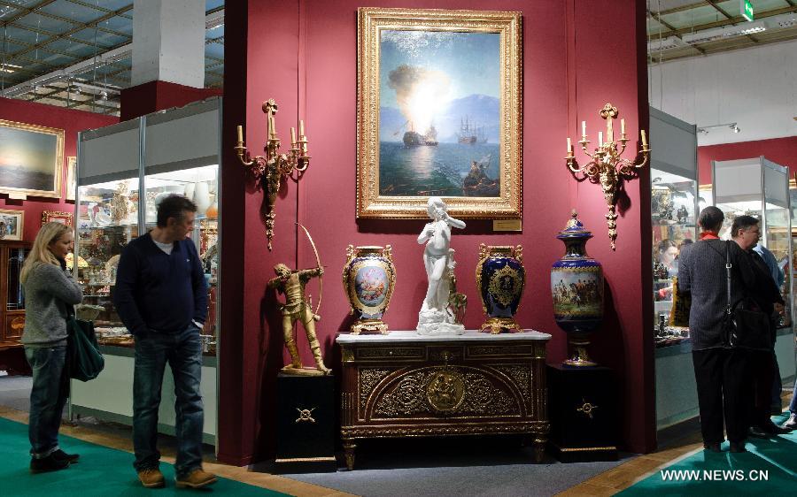 Visitors view items displayed at the 32 session of Russian International Exhibition of Antiques in Moscow, capital of Russia, March 9, 2012. Some 200 exhibitors attended the exibition which opened on Friday. (Xinhua/Jiang Kehong) 