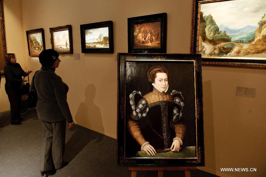  Visitors view items displayed at the 32 session of Russian International Exhibition of Antiques in Moscow, capital of Russia, March 9, 2012. Some 200 exhibitors attended the exibition which opened on Friday. (Xinhua/Jiang Kehong) 