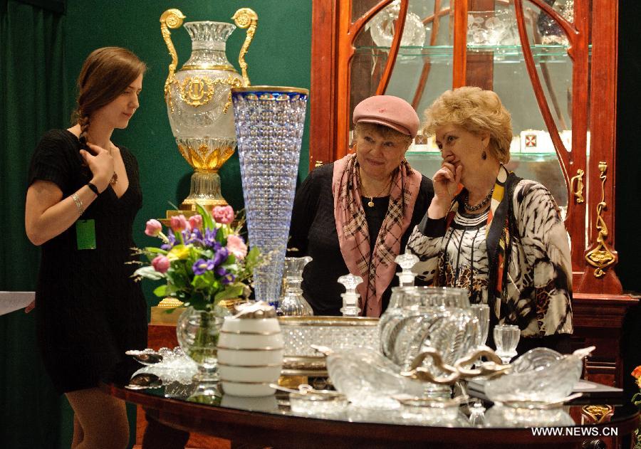 Visitors view items displayed at the 32 session of Russian International Exhibition of Antiques in Moscow, capital of Russia, March 9, 2012. Some 200 exhibitors attended the exibition which opened on Friday. (Xinhua/Jiang Kehong) 