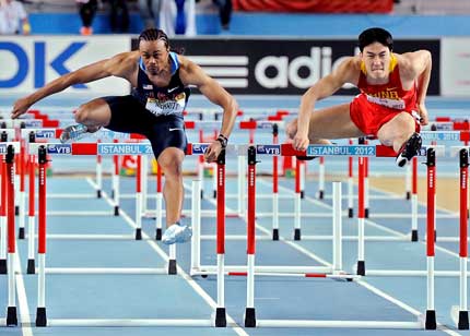 Aries Merritt (left) of the United States crosses the final hurdle ahead of China's Liu Xiang in the 60-meter hurdles final at the world indoor athletics championships in Istanbul, Turkey, yesterday. In the absence of world champion Dayron Robles of Cuba, it should have been an easy victory for Liu but Merritt won in 7.44 seconds to push the favorite into second place 0.05 seconds behind. Frenchman Pascal Martinot-Lagarde won the bronze in 7.53.  