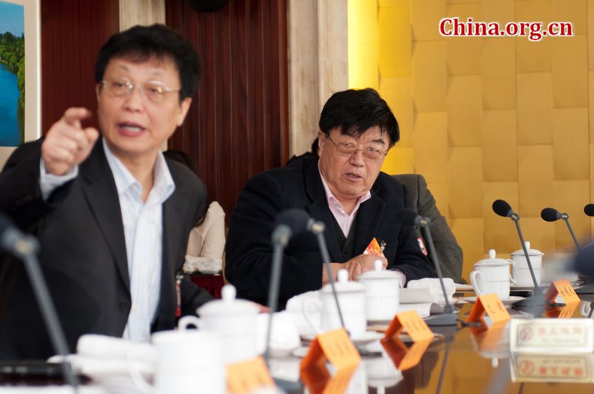 Chen Jiabao (L), chief of Nanjing's Standing Committee of People's Congress, the local legislature and Xu Jingren (R), president of Yangtze River Pharmaceutical Group, on Monday, March 12, 2012, share their opinions regarding the report on the work of the Supreme People's Procuratorate and the report on the work of the Supreme People's Court. [China.org.cn]