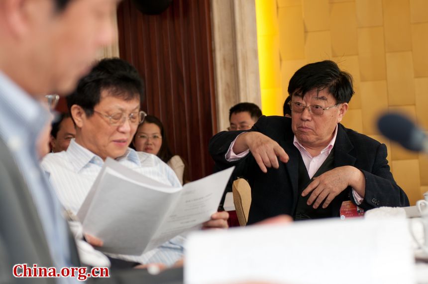 Xu Jingren (R), president of Yangtze River Pharmaceutical Group, on Monday, March 12, 2012, share his opinions regarding the report on the work of the Supreme People's Procuratorate and the report on the work of the Supreme People's Court. [China.org.cn]