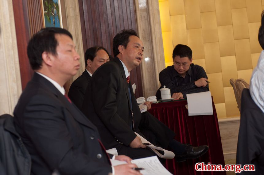 Representatives from China's Supreme People's Court and Supreme People's Procuratorate attend the panel discussion of Jiangsu delegation and they as observers answer the delegates' concerns. [China.org.cn]