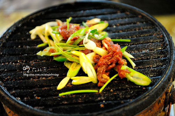 Thin slices of mutton are dipped in sauces before they are grilled. [Photo:sina.com.cn]