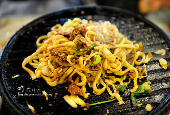 The restaurant's second most popular dish is handmade noodles grilled with mutton and vegetables. [Photo:sina.com.cn] 