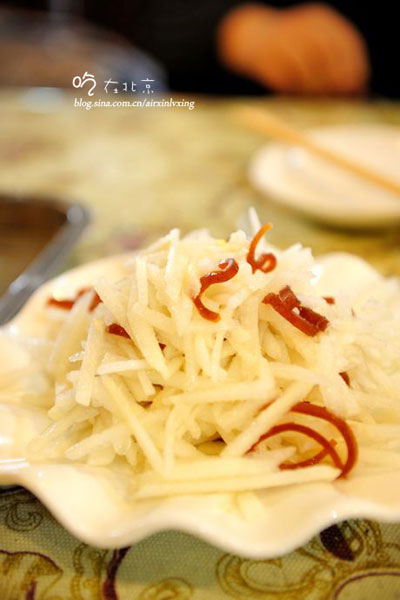 There are several cold dishes to choose from if you think the meat is a bit greasy. [Photo:sina.com.cn] 