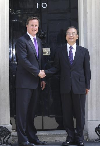 Chinese Premier Wen Jiabao shakes hands with British Prime Minister David Cameron. [File photo] 