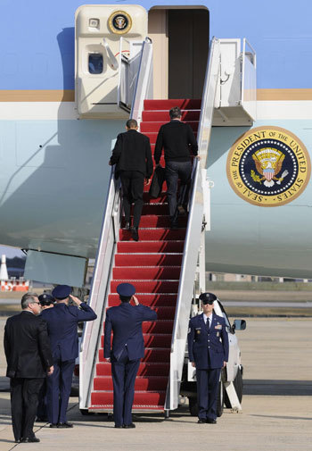 US President Barack Obama (L) and Britain's Prime Minister David Cameron (R) depart together aboard Air Force One to go to Ohio to watch one of the opening games of the NCAA Men's Basketball tournament, from Andrews Air Force Base, Maryland, March 13, 2012. [Photo/Agencies]