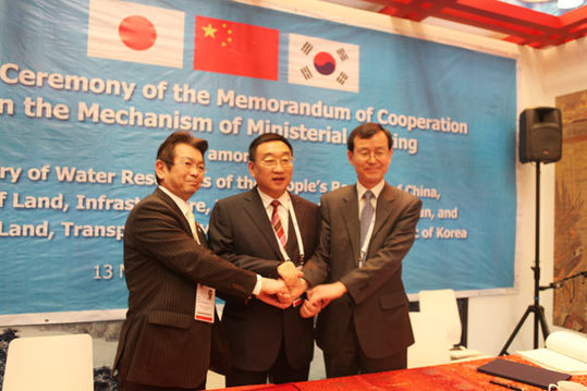 Chen Lei (center),minister of Water Resources, shakes hands with Han Man-hee (right), deputy minister of Land, Transport and Maritime Aff airs of the Republic of Korea, and Okuda Ken, Japan’s deputy minister of Land, Infrastructure, Transport and Tourism after signing a Memorandum on Tuesday in Marseille, France. [China Daily] 