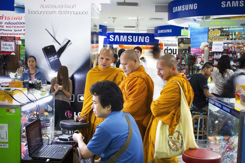 Considering electronic waste: the view inside a bustling electronics market in Bangkok, Thailand. [UN]