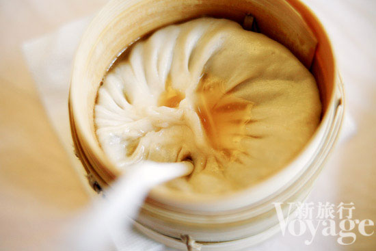 Tourists can find almost every kind of local food delicacy on Guandong Street, situated in the old town area of Yangzhou. (Photo: Voyage/english.cri.cn) 