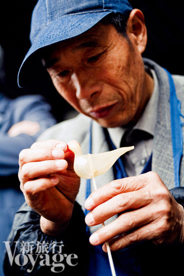 There are a number of workshops where visitors can buy hand made souvenirs. [Photo: Voyage/english.cri.cn]