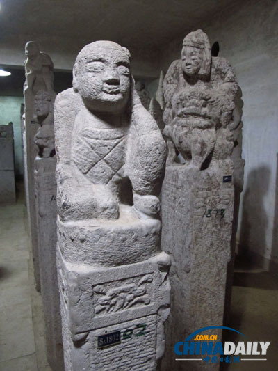 Sculptures at Shaanxi Guanzhong Folk Art Museum is taken on February 10, 2012. [Photo by Zhang Zixuan/China Daily] 