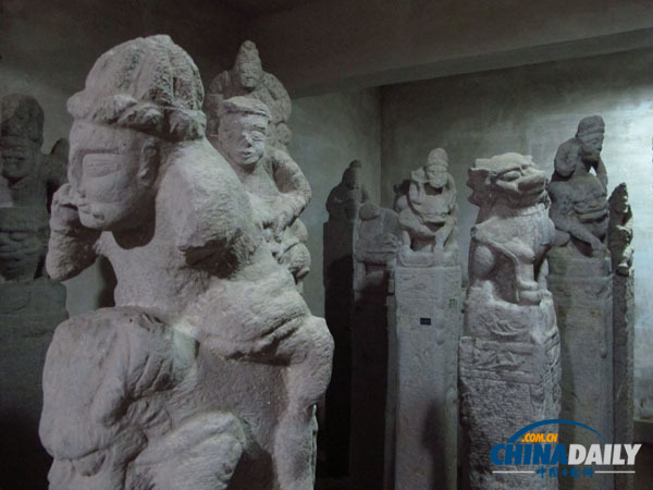 Sculptures at Shaanxi Guanzhong Folk Art Museum is taken on February 10, 2012. [Photo by Zhang Zixuan/China Daily] 