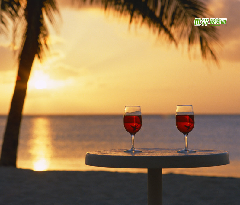 Located to the southeast of Sanya, Yalong Bay is a 7.5-km crescent-shaped bay. Also known as the Yalong Bay National Resort, it is one of the most famous scenic spots in Hainan Province.Visitors are attracted by its crystal blue sea, warm sand beaches and endless rolling hills. Its clean sea waters make it a nice place for diving. There are various kinds of tropical fishes. It is an ideal place for relaxation, water sports and scuba-diving.