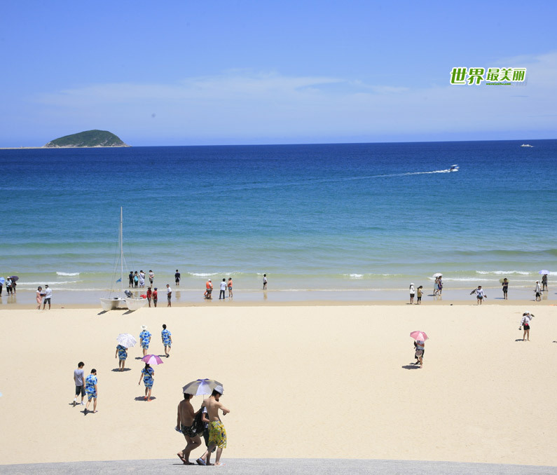 Located to the southeast of Sanya, Yalong Bay is a 7.5-km crescent-shaped bay. Also known as the Yalong Bay National Resort, it is one of the most famous scenic spots in Hainan Province.Visitors are attracted by its crystal blue sea, warm sand beaches and endless rolling hills. Its clean sea waters make it a nice place for diving. There are various kinds of tropical fishes. It is an ideal place for relaxation, water sports and scuba-diving.