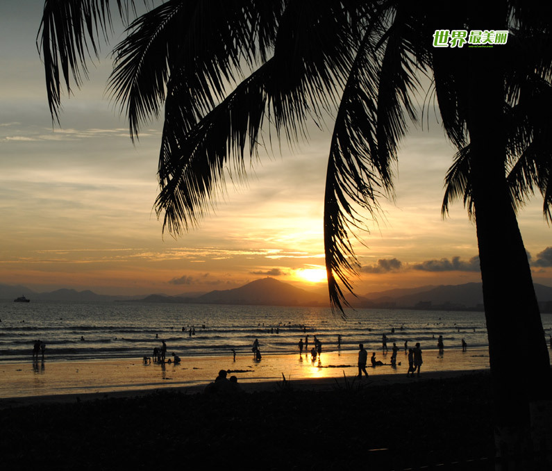 Located to the southeast of Sanya, Yalong Bay is a 7.5-km crescent-shaped bay. Also known as the Yalong Bay National Resort, it is one of the most famous scenic spots in Hainan Province.Visitors are attracted by its crystal blue sea, warm sand beaches and endless rolling hills. Its clean sea waters make it a nice place for diving. There are various kinds of tropical fishes. It is an ideal place for relaxation, water sports and scuba-diving.