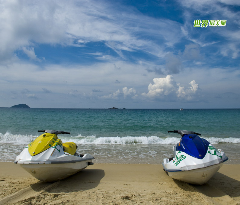 Located to the southeast of Sanya, Yalong Bay is a 7.5-km crescent-shaped bay. Also known as the Yalong Bay National Resort, it is one of the most famous scenic spots in Hainan Province.Visitors are attracted by its crystal blue sea, warm sand beaches and endless rolling hills. Its clean sea waters make it a nice place for diving. There are various kinds of tropical fishes. It is an ideal place for relaxation, water sports and scuba-diving.