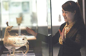 Shanxi Museum guide Han Jingwei enjoys working with the province's cultural relics.