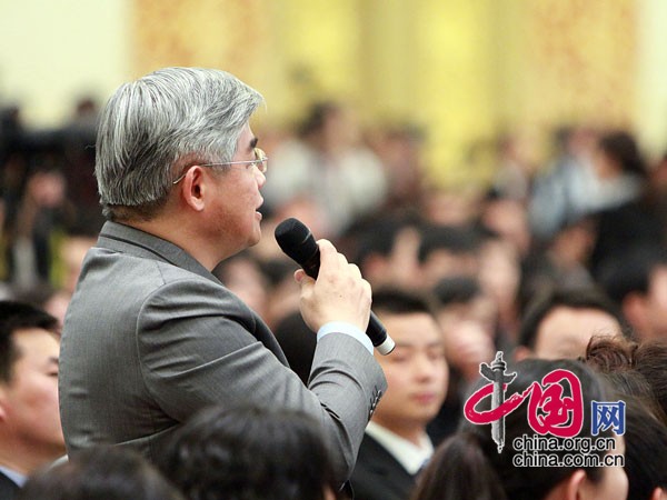 Chinese Premier Wen Jiabao meets the press after the closing meeting of the Fifth Session of the 11th National People's Congress (NPC) at the Great Hall of the People in Beijing, March 14, 2011. In the photo a reporter from Taiwan asks questions. 