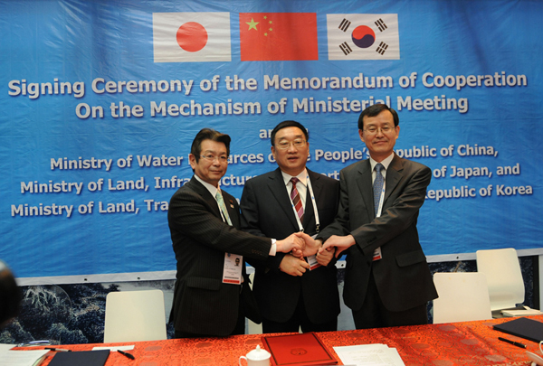 China, Japan and Republic of Korea (ROK) inked Tuesday the Memorandum of Cooperation on the Mechanism of Ministerial Meeting to boost trilateral cooperation on water challenges. Chen Lei, China's Minister of Water Resources, Okuda Ken, Senior Vice Minister of Land, Infrastructure, Transport and Tourism of Japan, and Han Man-Hee, Vice Minister of Land, Transport and Maritime Affairs of the Republic of Korea, attend the signing ceremony during the Sixth World Water Forum in Marseille, France. [Xinhua photo]