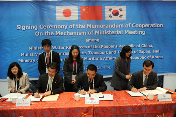 China, Japan and Republic of Korea (ROK) inked Tuesday the Memorandum of Cooperation on the Mechanism of Ministerial Meeting to boost trilateral cooperation on water challenges. Chen Lei, China's Minister of Water Resources, Okuda Ken, Senior Vice Minister of Land, Infrastructure, Transport and Tourism of Japan, and Han Man-Hee, Vice Minister of Land, Transport and Maritime Affairs of the Republic of Korea, attend the signing ceremony during the Sixth World Water Forum in Marseille, France. [Xinhua photo]