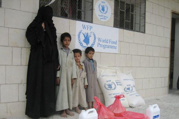 IDP families in Sa'ada, Yemen, receiving WFP food assistance. [Atheer Najim/ WFP]