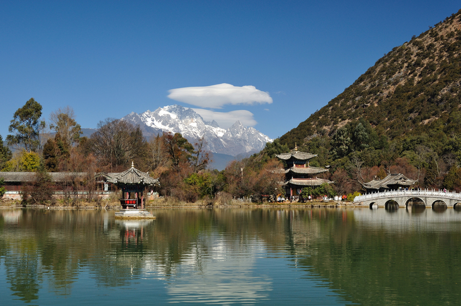 Heilongtan Park, in the north of Lijiang Old Town, is renowned for its 40,000-square-meter pond. The pool gets its name from a legend about a black dragon which lived in this pool. The snow-capped mountains create a spectacular backdrop and images of these majestic formations are reflected in the pool. There is a pavilion, which stands in the middle of the lake and is also beautifully reflected in the waters. [Photo by Mei Jiyun/bbs.fengniao]