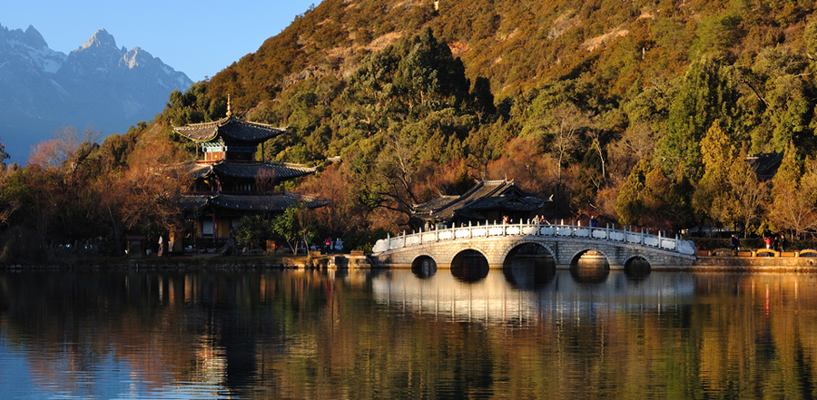 Heilongtan Park, in the north of Lijiang Old Town, is renowned for its 40,000-square-meter pond. The pool gets its name from a legend about a black dragon which lived in this pool. The snow-capped mountains create a spectacular backdrop and images of these majestic formations are reflected in the pool. There is a pavilion, which stands in the middle of the lake and is also beautifully reflected in the waters. [Photo by Mei Jiyun/bbs.fengniao]