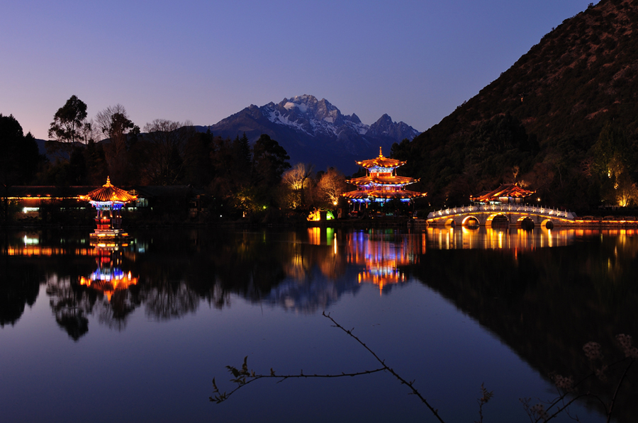 Heilongtan Park, in the north of Lijiang Old Town, is renowned for its 40,000-square-meter pond. The pool gets its name from a legend about a black dragon which lived in this pool. The snow-capped mountains create a spectacular backdrop and images of these majestic formations are reflected in the pool. There is a pavilion, which stands in the middle of the lake and is also beautifully reflected in the waters. [Photo by Mei Jiyun/bbs.fengniao]
