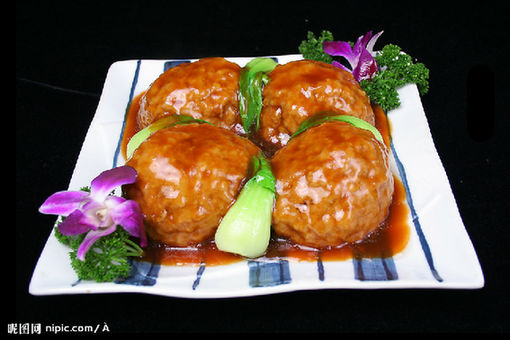 The delicacy (Hong Shao Shi Zi Tou) which used to be translated as 'red burned lion head,' is now called 'braised pork ball in brown sauce.'
