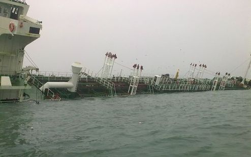 Kenos Athena, a vessel from the South Korea loaded with 7,000 tonnes of sulfuric acid and 140 tonnes of residual fuel oil, was wrecked in water adjacent to Zhelang Island on March 13. [sohu.com] 