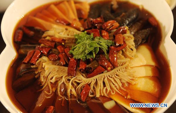 File photo taken on Sept 26, 2010 shows Mao Xue Wang, a kind of Sichuan food made of tripes, beef and other materials in Chengdu, southwest China's Sichuan province.[Photo/Xinhua]