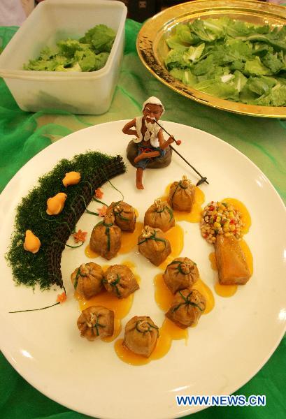 File photo taken on Nov 23, 2004 shows a kind of assorted dish called 'big harvest' in Chengdu, southwest China's Sichuan province. [Photo/Xinhua] 