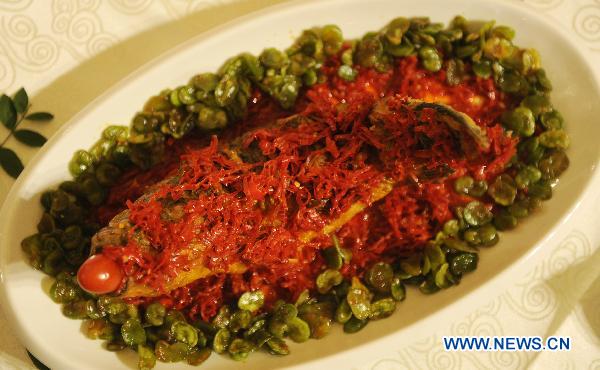 File photo taken on Sept 26, 2010 shows a fish cooked with soybean paste in Chengdu, southwest China's Sichuan province. [Photo/Xinhua]