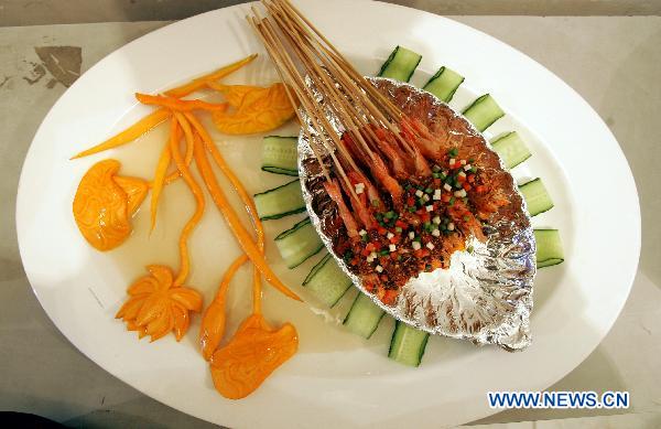 File photo taken on Sept 26, 2010 shows a kind of pan fried prawn in Chengdu, southwest China's Sichuan province. [Photo/Xinhua]