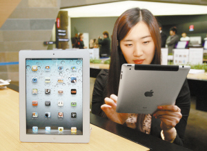 A customer tries Apple products. [Xinhua photo]
