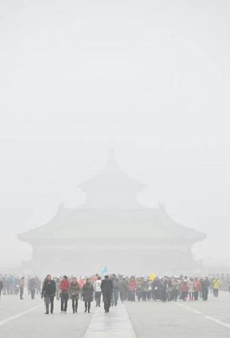 Heavy fog has blanketed many areas of northern China. [Xinhua]