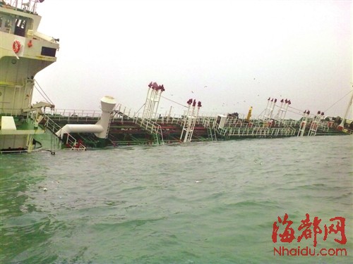 A wide oil slick was found floating on the Xijiang River after a ship sinking here late Friday. 