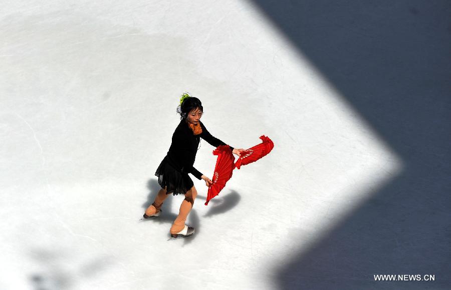 A woman enjoys skating on a public ice rink at the Rockfeller Center in Manhattan of New York City, March 19, 2012. (Xinhua/Wang Lei) 