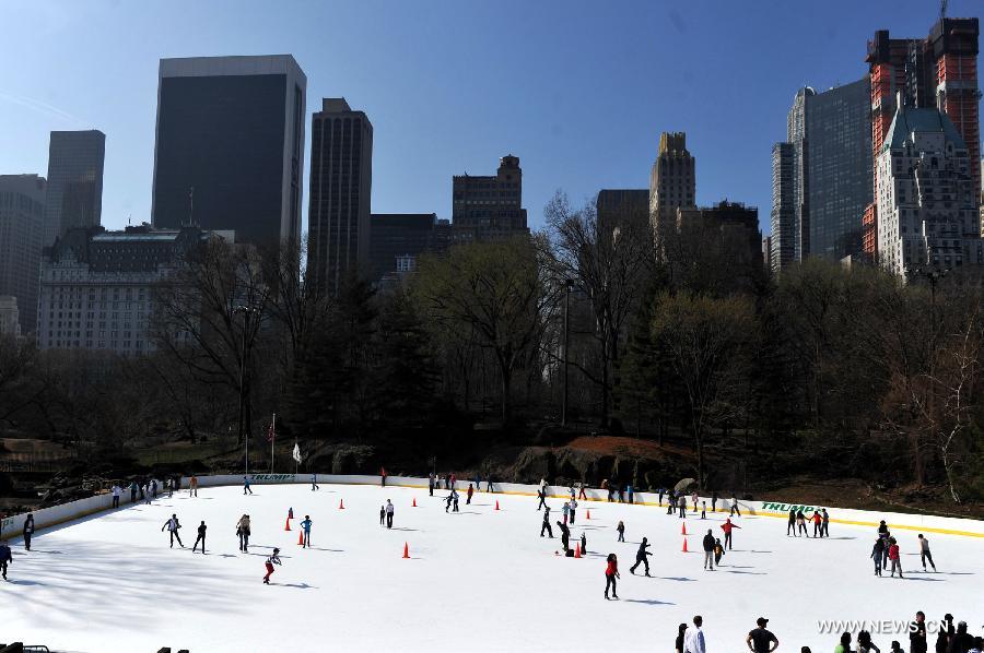 People enjoy skating on a public ice rink at the Rockfeller Center in Manhattan of New York City, March 19, 2012. (Xinhua/Wang Lei) 